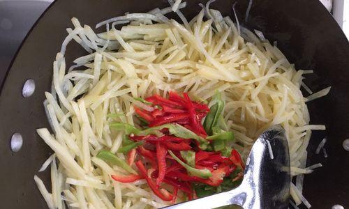 双色炒丝——美味健康的素食佳肴（用鲜蔬水果打造双色美味）