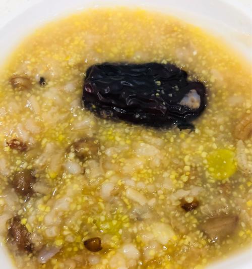 双米红枣粥——营养美食，轻松做起来（一碗香甜的营养之选）
