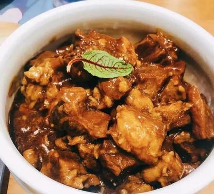 双芥烩牛肉的美味做法（草本与麻辣的完美结合）