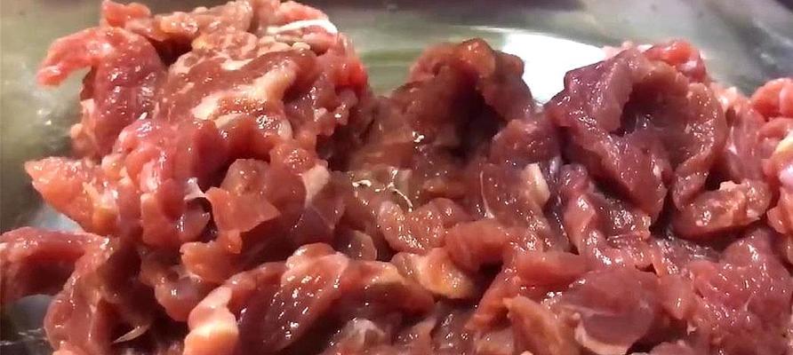 双芥烩牛肉的美味做法（草本与麻辣的完美结合）