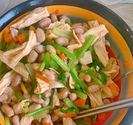 美味双椒煮腐竹（用鲜辣椒和青椒烹饪的健康美食）