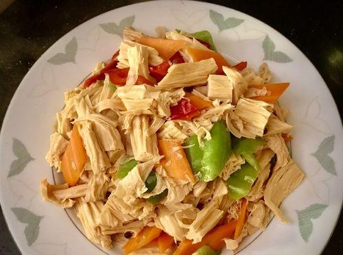 美味双椒煮腐竹（用鲜辣椒和青椒烹饪的健康美食）