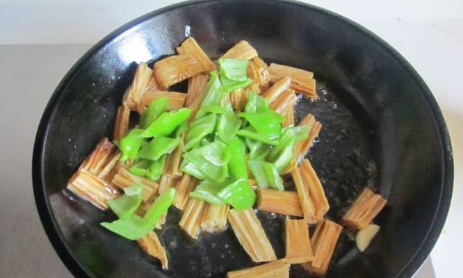 美味双椒煮腐竹（用鲜辣椒和青椒烹饪的健康美食）