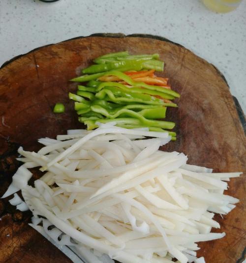 美味双椒竹笋的做法（体验麻辣鲜香的美食盛宴）