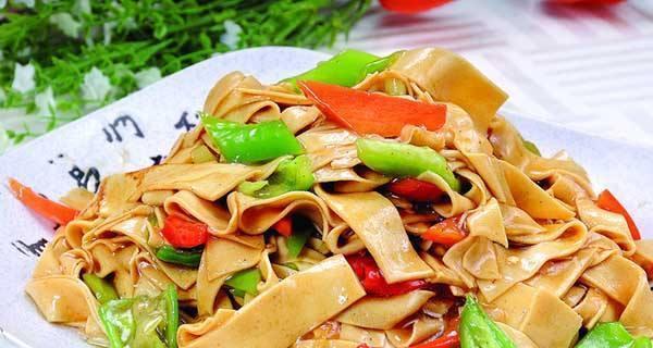 双椒猪皮，口感鲜美爽口的经典川菜（用双椒调味）