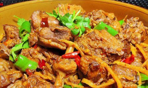 双椒仔姜鸭的家常做法（用姜和两种辣椒提升鸭肉鲜香的秘诀）