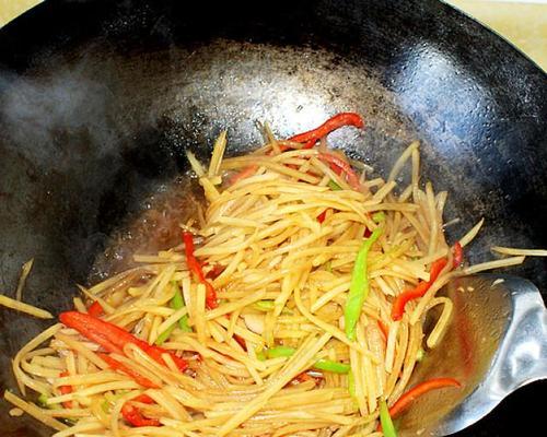 双椒土豆的烹饪技巧（如何制作口感鲜美的双椒土豆）