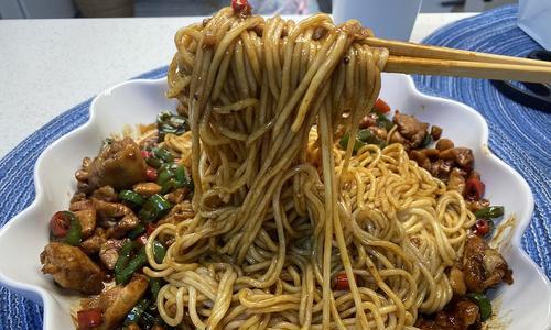 双椒肉拌面的家常做法（激发味蕾的美味佳肴）