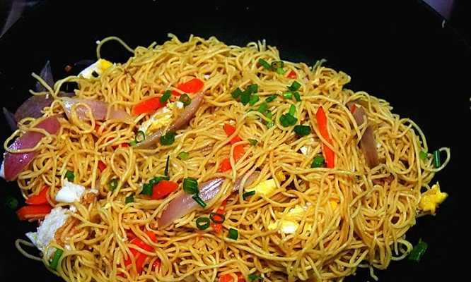 双椒鸡蛋炒面的秘密制作方法（美味可口的家常面食）