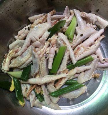 双椒凤爪的制作方法（美味可口的酱香口感）