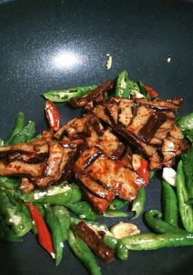 双椒豆腐干的做法（家常美食）