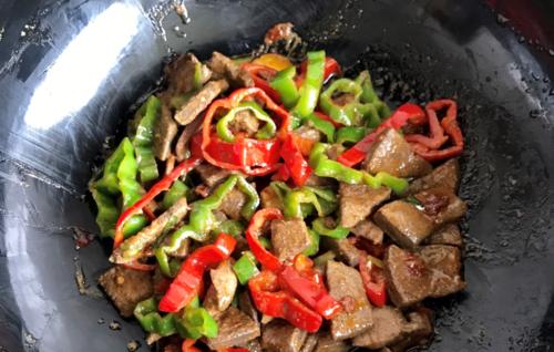 双椒炒猪肝，美味佳肴（做法详解）
