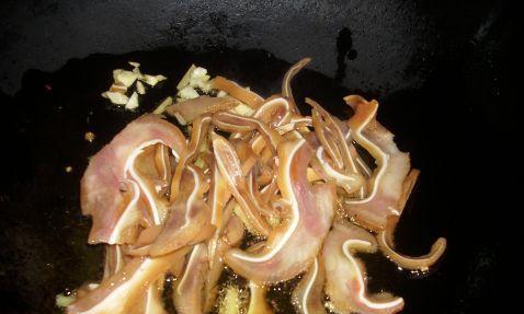 美味双椒炒猪耳朵的制作方法（体验鲜辣口感）