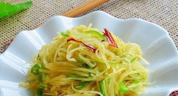 双椒炒土豆丝，口感鲜香可口（家常美食）