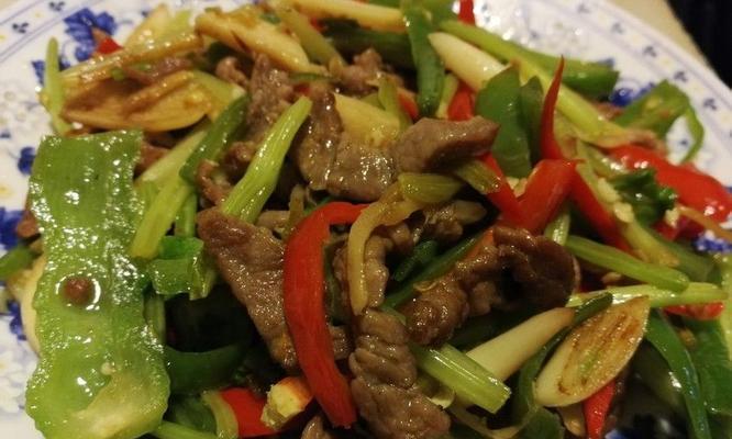 《双椒炒肉干，美味又健康的家常菜》（用两种不同颜色的辣椒为肉干增添色彩和营养）
