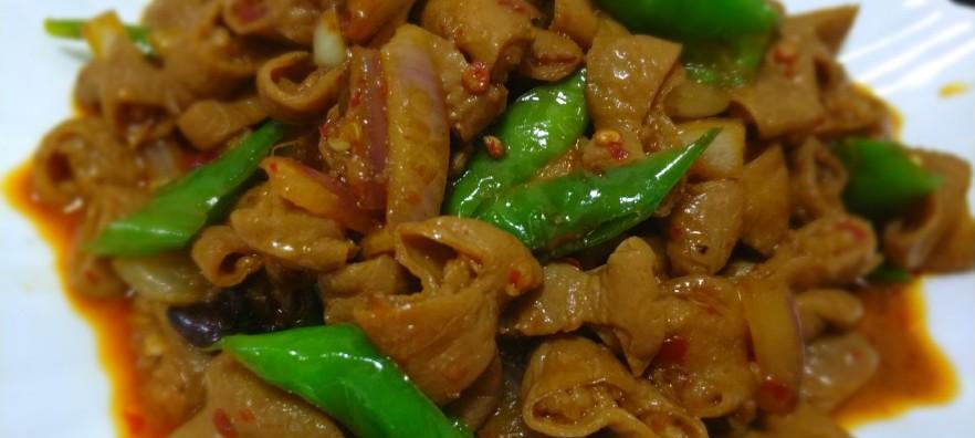 双椒爆炒肥肠做法详解（重庆特色美食）