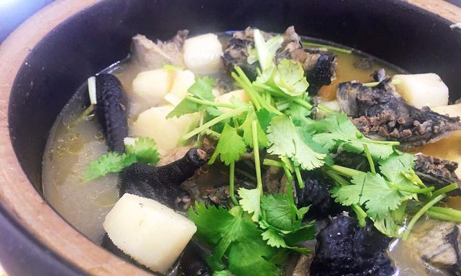 双菇乌鸡汤，滋补养生的佳品（家庭制作方法及健康功效介绍）