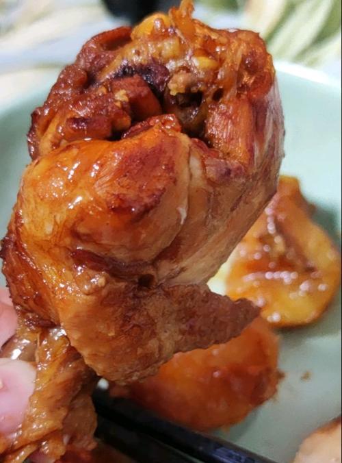 用双菇烧鸡腿制作美味佳肴（做法详解）