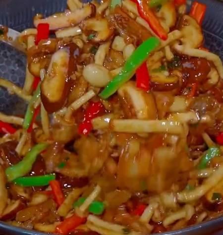 双菇炒肉，美味可口的家常菜（用新鲜材料）