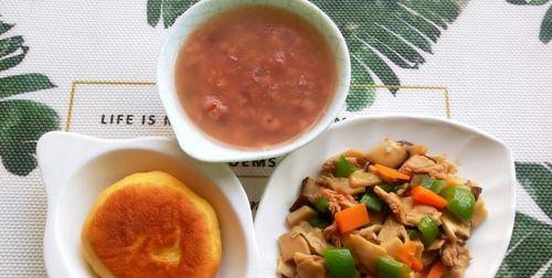 双菇炒肉，美味可口的家常菜（用新鲜材料）