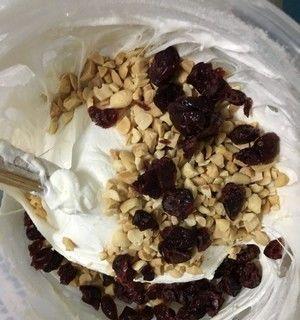 用双干牛轧糖制作美味糖果（口感酥脆）