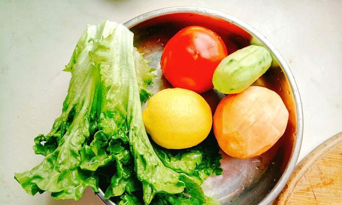 双豆蔬菜沙拉，健康美味的好选择（以豆类和蔬菜为主要原材料）