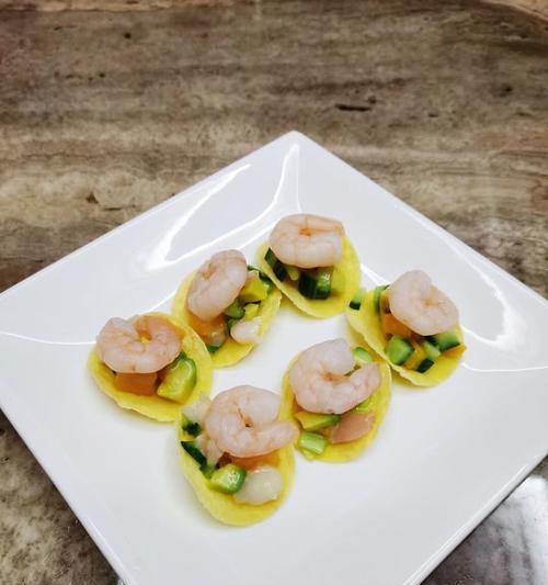 薯片牛油果大虾的制作方法（美味可口的海鲜佳肴）