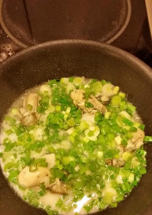 用薯粉煎海蛎，轻松做出美味佳肴（传统海鲜菜肴新做法）