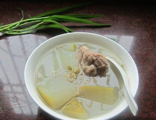家常美食丨熟地冬瓜猪骨汤的做法（营养丰富）