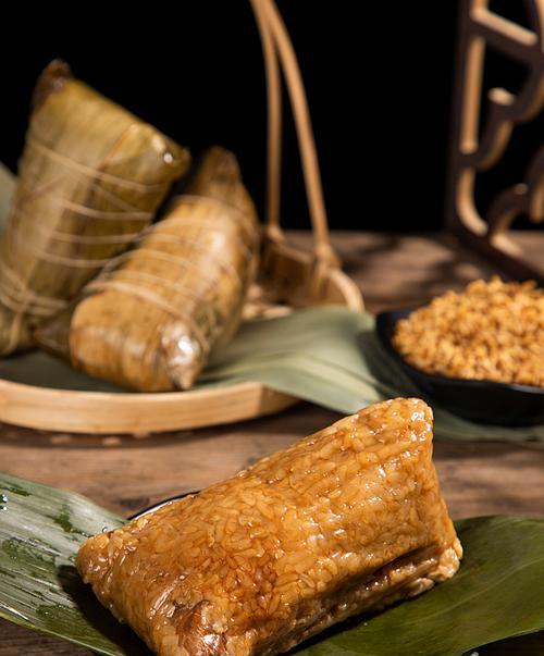 手把手教你制作美味秫米粘高粱花豆粽子（以传统手艺做出美味佳肴）