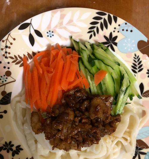 炸酱面的健康新选择（以蔬菜为主的炸酱面）