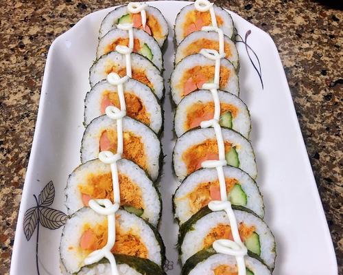 手工制作美味蔬菜寿司卷（以寿司醋为调味）