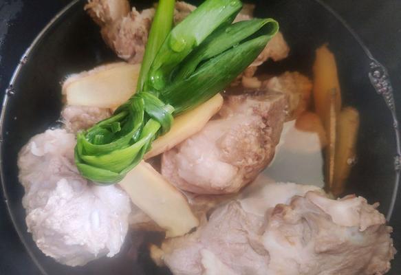 简单美味的蔬菜排骨汤（用关爱和味道温暖心灵）