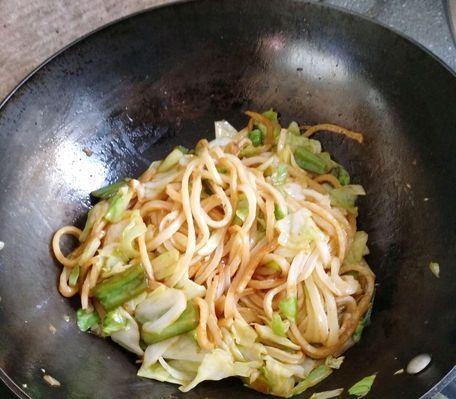 健康美味，以蔬菜炒饼的做法（以蔬菜为主食）