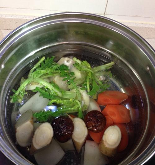 一口好汤，轻松瘦身（以瘦身四色蔬菜汤为主题的健康食谱）