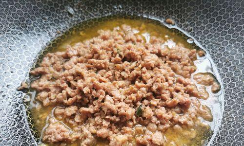 简单易学的瘦肉蒸鸡蛋做法（以健康为主题的营养早餐）