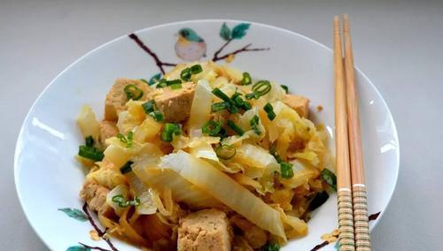 砂锅白菜冻豆腐的家常做法（健康美味）