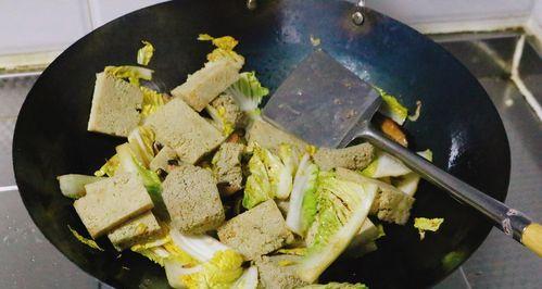 砂锅白菜冻豆腐的家常做法（健康美味）