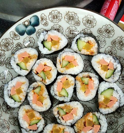 自制沙拉肉松寿司卷，轻松做出美味佳肴（用心制作）