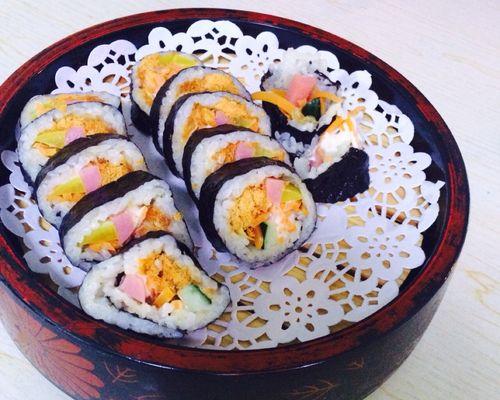 自制沙拉肉松寿司卷，轻松做出美味佳肴（用心制作）
