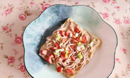 沙拉鸡蛋饼，营养美味的健康早餐（教你做营养丰富的沙拉鸡蛋饼）