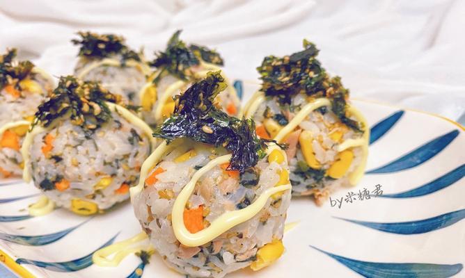 以沙拉多彩丁饭团为主题的做法分享（色彩斑斓、健康美味的饭团制作方法）