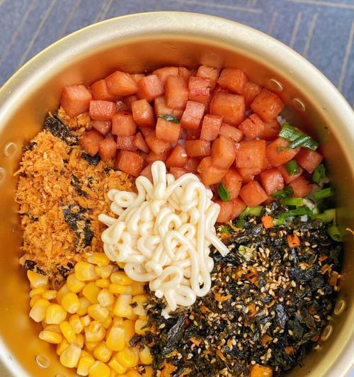以沙拉多彩丁饭团为主题的做法分享（色彩斑斓、健康美味的饭团制作方法）