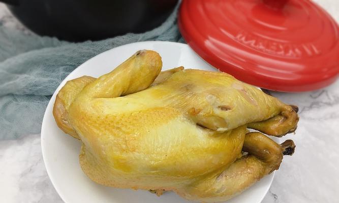 享受美味的沙姜盐焗鸡（简单易做的家庭美食）