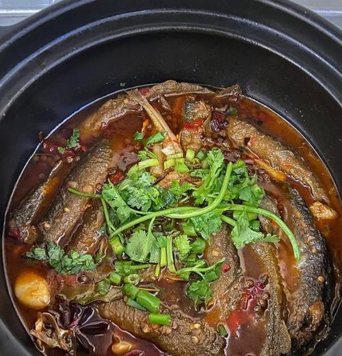 沙锅泥鳅炖豆腐，一道美味营养的家常菜（健康美食）