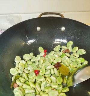 以沙锅鲫鱼蚕豆汤为主题的美食探索（传统美味的沙锅鲫鱼蚕豆汤烹制与品尝）
