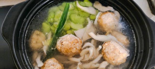 以沙锅鲫鱼蚕豆汤为主题的美食探索（传统美味的沙锅鲫鱼蚕豆汤烹制与品尝）