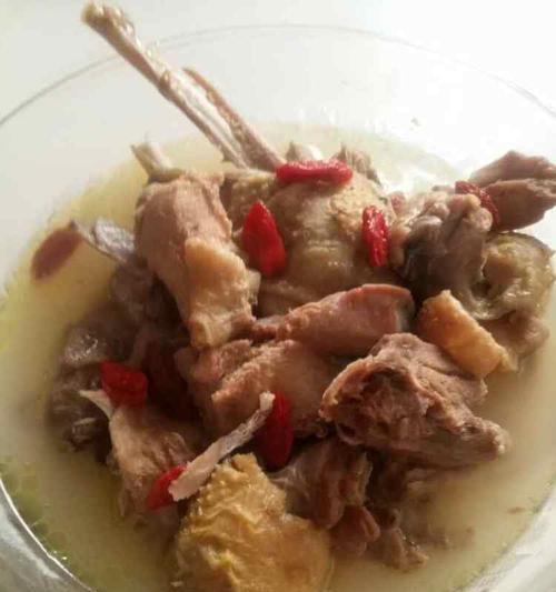 沙锅煲鸡汤，暖心暖胃（教你如何美味煲一锅鲜美营养的鸡汤）