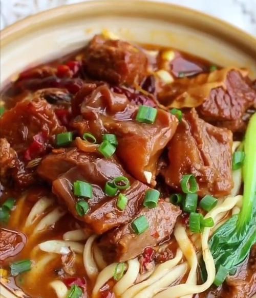 如何制作美味的沙嗲牛肉面（从选材到烹饪）