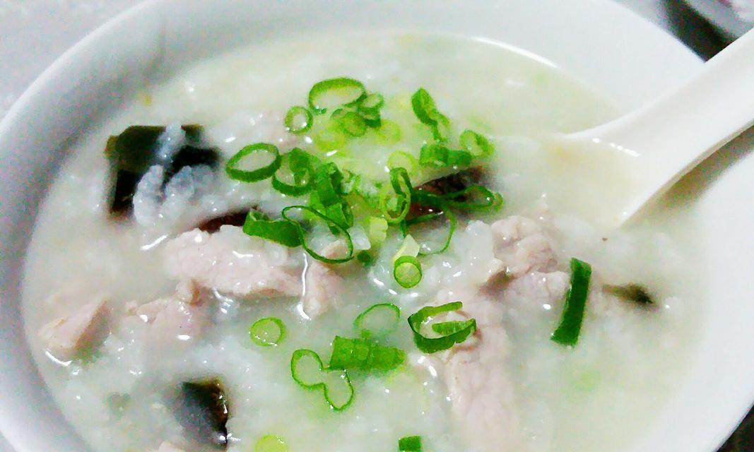 以沙虫瘦肉粥为主题的营养美食（草原上的美味佳肴）
